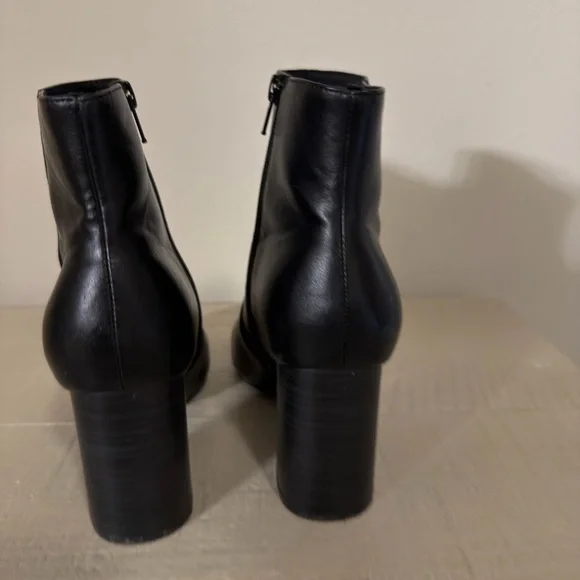 Elegant Black Ankle Boots - Picture 2 of 3